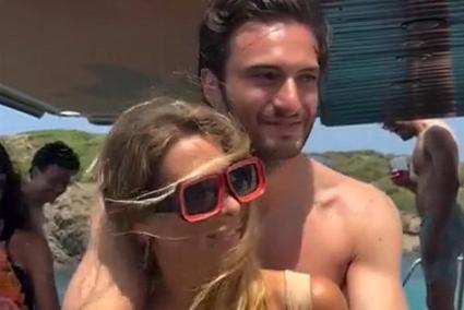 Belén Écija y Jaime Sánchez, a bordo de uno de los barcos en los que han celebrado su preboda en Menorca.