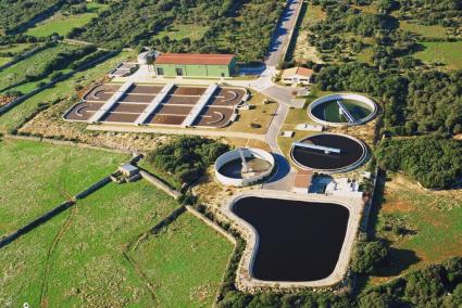 Imagen aérea de la depuradora de aguas residuales de Maó y Es Castell.