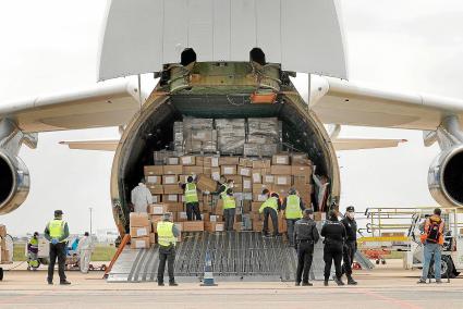 Uno de los aviones que llegaron a España cargados de material.