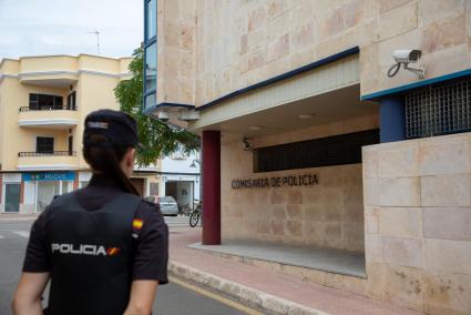 El detenido fue traslado a la Comisaría de la Policía Nacional de Ciutadella.