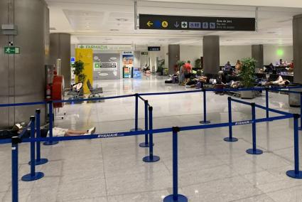 El avión tenía que salir a las 22 horas hacia Barcelona y no lo ha hecho hasta las 8.30 horas de este domingo
