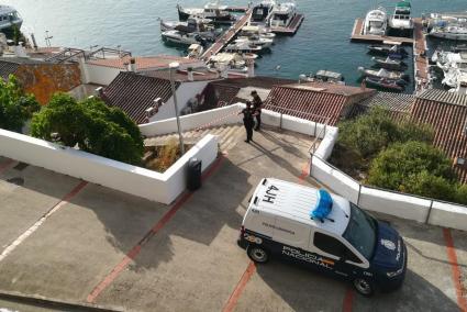 El cadáver se ha hallado en las escaleras que conectan el Passeig Marítim con el puerto de Maó.