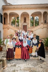 Bailes folclóricos vestidos de época en Ciutadella