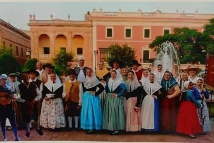 Bailes folclóricos vestidos de época en Ciutadella