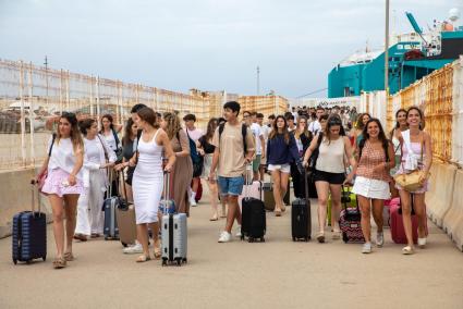 Este año también se espera la llegada de miles de jóvenes de fuera de la Isla a las fiestas.