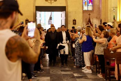 El caixer capellà, Josep Manguán, i el caixer senyor, Carlos de Salort, entren a la Catedral.