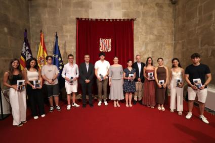 Foto de família con los alumnos galardonados de cada isla.
