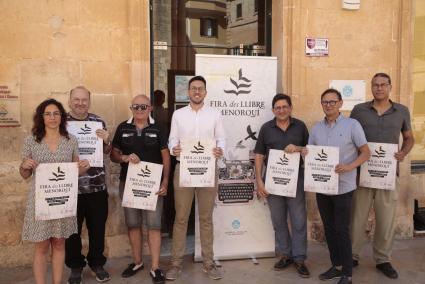 Participantes y organizadores de la feria, ayer en la Plaça de la Catedral.