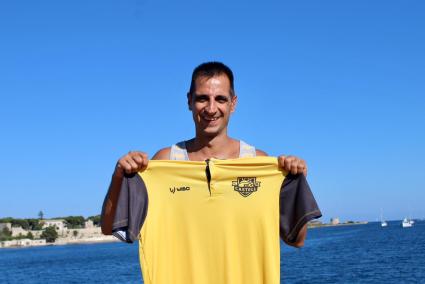 Pitu Jiménez, sonriente con el polo que portará en el banquillo de Sa Tintina Es Castell