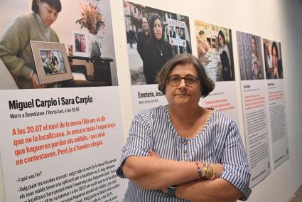 Esperança Camps al costat de les fotografies de familiars de les víctimes mortals. Foto: PRATS I CAMPS