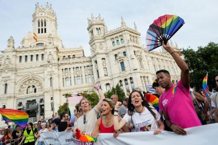 Miles de manifestantes se preparan para iniciar la gran marcha del Orgullo en Madrid