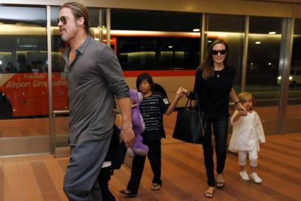 Brad Pitt y Angelina Jolie con sus hijos