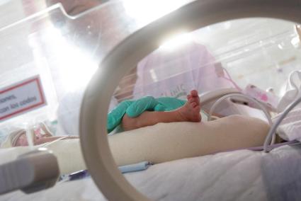 Una enfermera atiende a un bebé en la UCI de neonatología del Hospital.