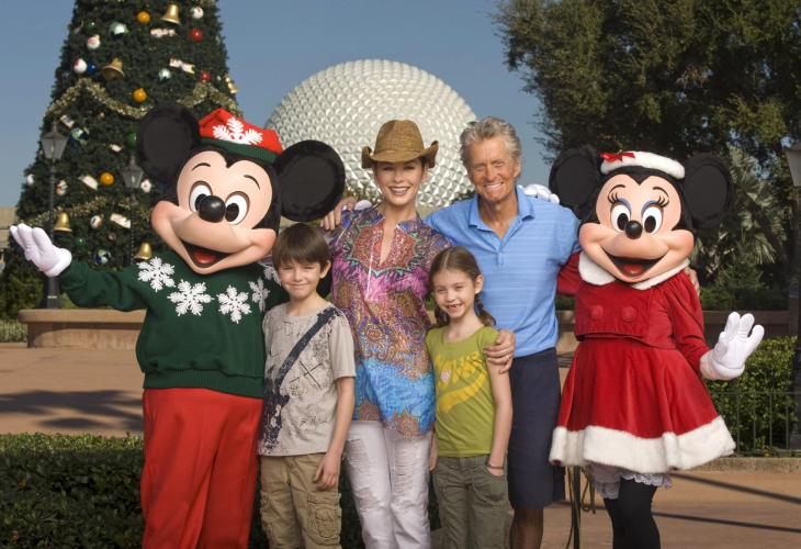 CATHERINE ZETA-JONES Y MICHAEL DOUGLAS JUNTO CON SUS HIJOS EN EL MUNDO DISNEY DISNEY EN FLORIDA