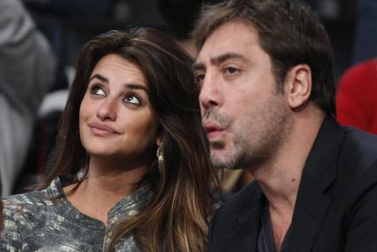 ESTADOS UNIDOS - PENELOPE CRUZ Y JAVIER BARDEM DURANTE UN PARTIDO DE BALONCESTO.