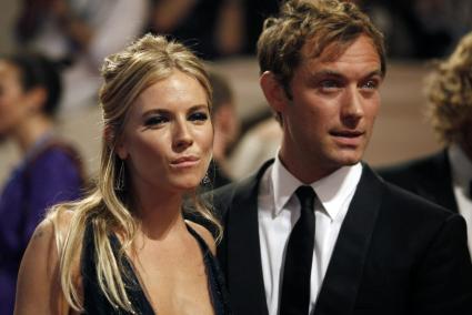 ESTADOS UNIDOS - SIENNA MILLER JUNTO A JUDE LAW