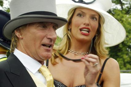 EL CANTANTE ROD STEWART Y SU NOVIA PENNY LANCASTER VISITARON LAS CARRERAS DE ASCOT.