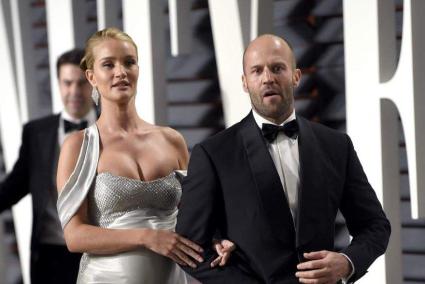 Jason Statham y Rosie Huntington-Whiteley, padres de un niño