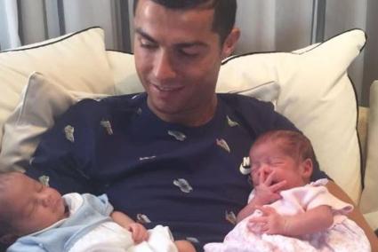 Cristiano abrazando sus hijos