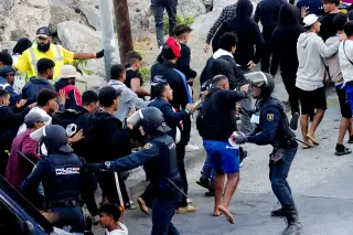 Ceuta inicia el traslado de migrantes de las playas de Benítez y Trampolín al puerto