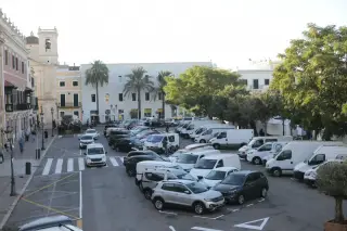 Los vehículos aparcan en la plaza de Es Born