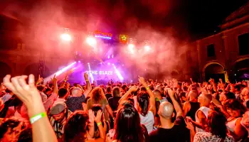 El dúo francés The Blaze reunió el sábado a mil personas en Es Claustre.