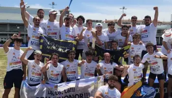 La plantilla de Lô Esport Menorca, celebrado el ascenso en Navarra.
