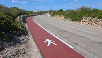 El nuevo arcén tiene una anchura aproximada de un metro y se ha señalizado.