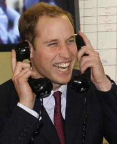 LONDRES. MONARQUIA. EL PRINCIPE GUILLERMO DE INGLATERRA HABLANDO A LA VEZ CON DOS TELEFONOS.