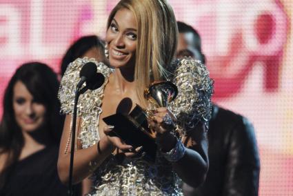 LOS ANGELES. MUSICA. La cantante Beyonce actuó en la entrega de los 52 Grammy Awards de la música.