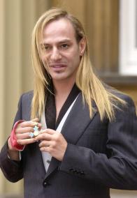 JOHN GALLIANO, DISEÑADOR DE MODA BRITANICO.