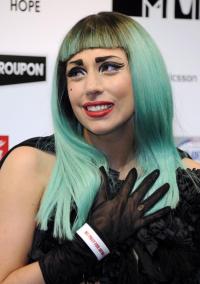 LADY GAGA SE EMOCIONA EN TOKIO