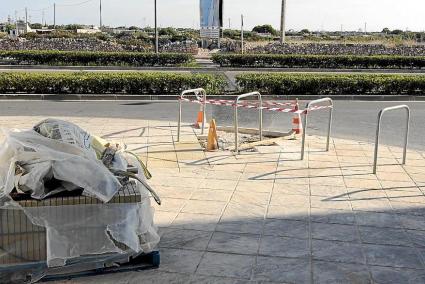 Obras de Endesa en la acera en la confluencia Ciutat de Cursi-Beat Castell Camps, ayer tarde.