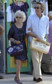 PALMA. SOCIEDAD. LA DUQUESA DE ALBA SE PASEA POR EIVISSA CON SU PRESUNTO NOVIO ALFONSO DIEZ.