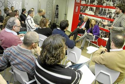 Vicenç Tur ejerció de anfitrión del acto, frente a un Marc Pons que tomó asiento entre los militantes de Maó.