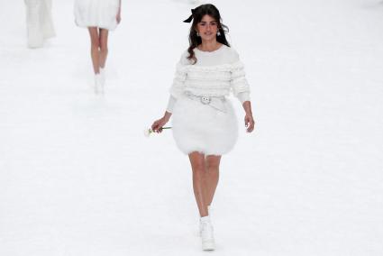 Penélope Cruz, en el desfile de homenaje a Karl Lagerfeld