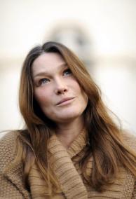 CARLA BRUNI VISITA UN HOSPITAL PARA NIÑOS DISCAPACITADOS