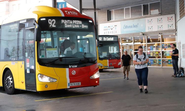 Huelga de autobuses en Menorca: los sindicatos cargan contra los «excesivos» servicios mínimos