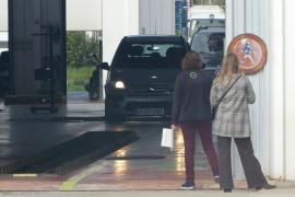 Usuarios durante una inspección en las oficinas de la ITV en Menorca.