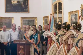 Recepción municipal a las falleras en el salón de la casa señorial de Cas Comte