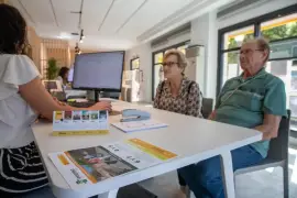 Una pareja de jubilados menorquines, en una agencia de viajes que ofrece viajes del Imserso.