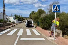 Un operario, en Cala en Porter.