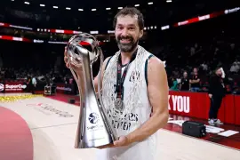 Sergio Llull, con el trofeo de la Supercopa y las redes a sus hombros.