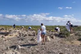 Treinta voluntarios se movilizan en Menorca contra la contaminación por plásticos