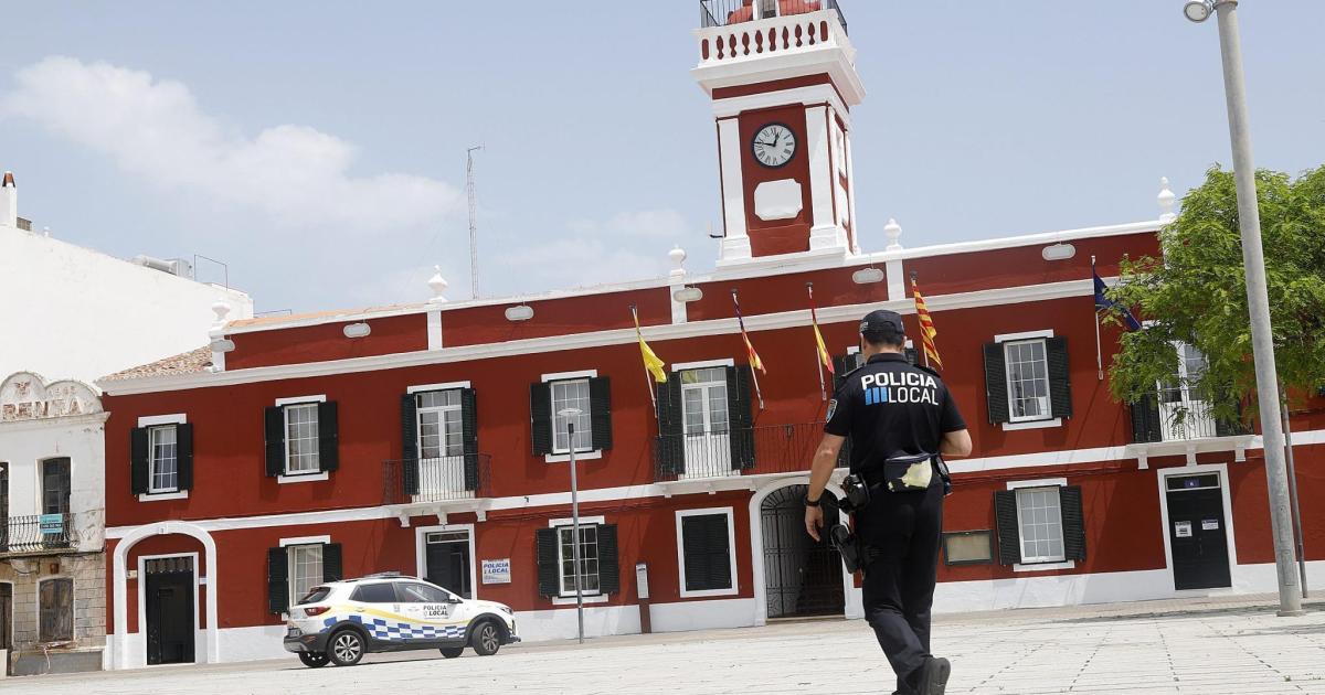 Fuerzan la puerta de una casa para sacar a un perro tras meses de quejas de los vecinos
