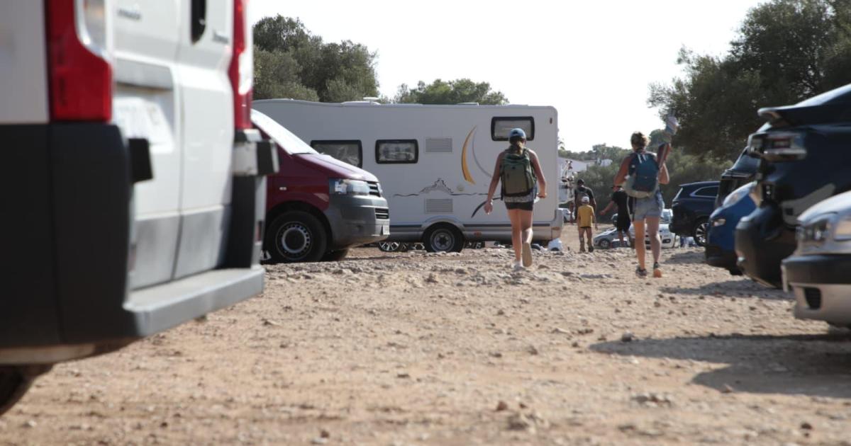 Ferreries rectifica su nueva ordenanza y levanta el veto para que aparquen las autocaravanas