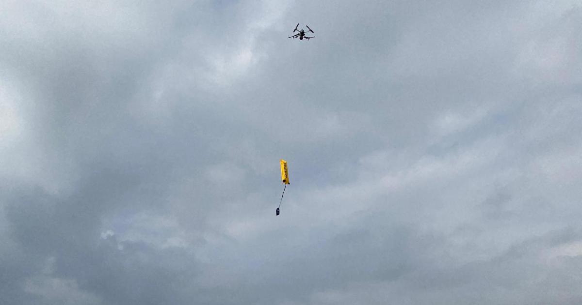 Socorristas y operadores de dron refuerzan la seguridad de las playas de Menorca