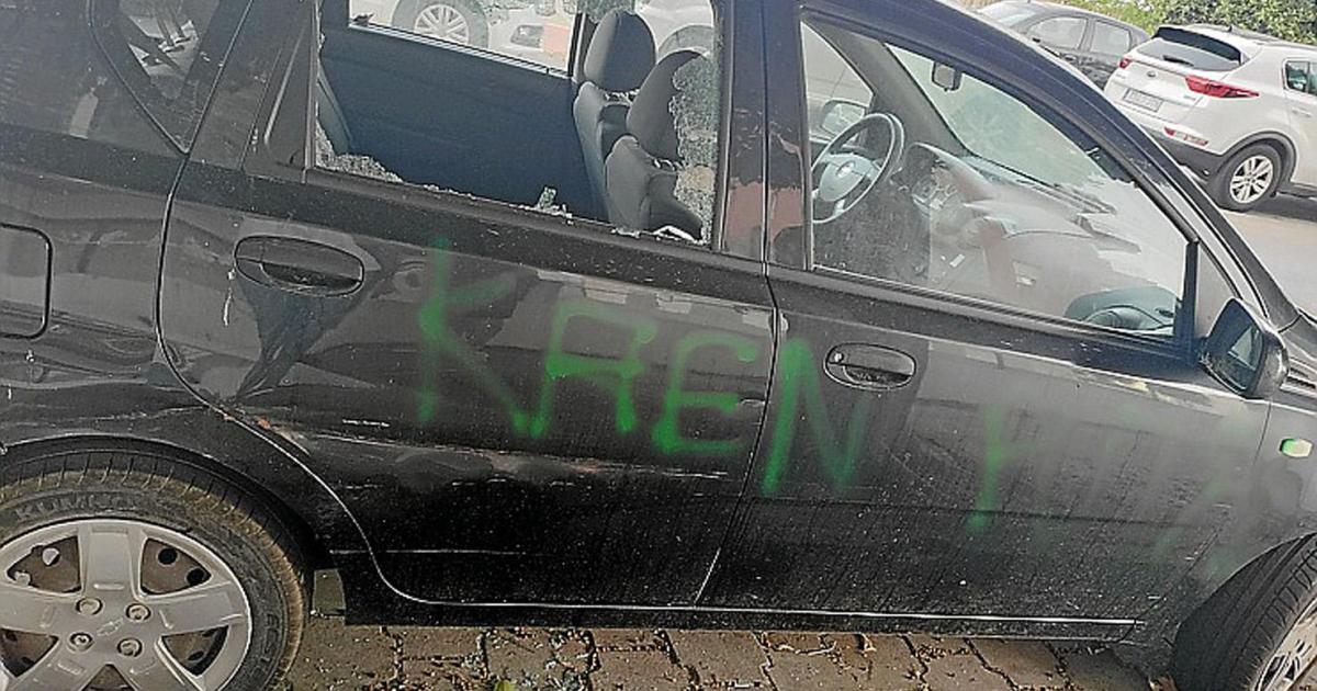 Vandalismo en Maó: destrozan un coche estacionado en la avenida Vives Llull