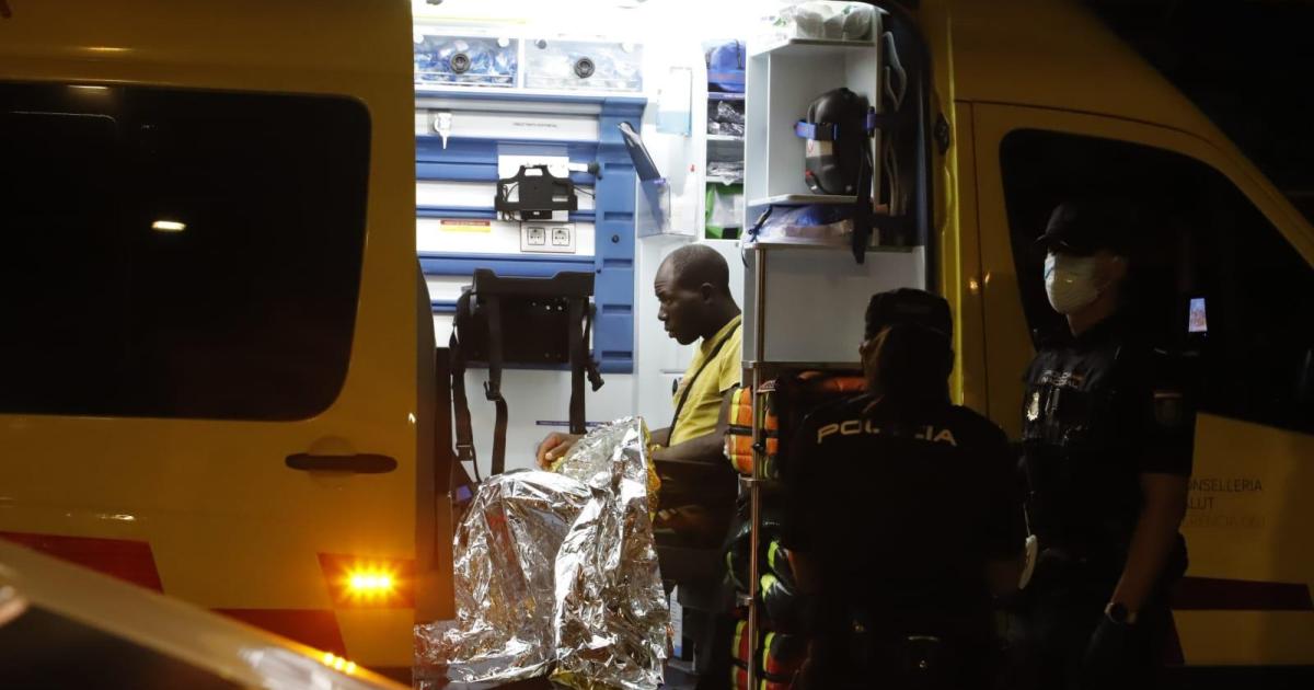 Rescatados y evacuados a Maó 11 migrantes que viajaban en una patera a 35 millas de Menorca