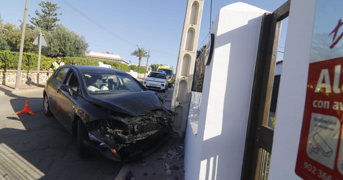 Un herido al empotrarse con su vehículo contra un poste eléctrico en Punta Prima